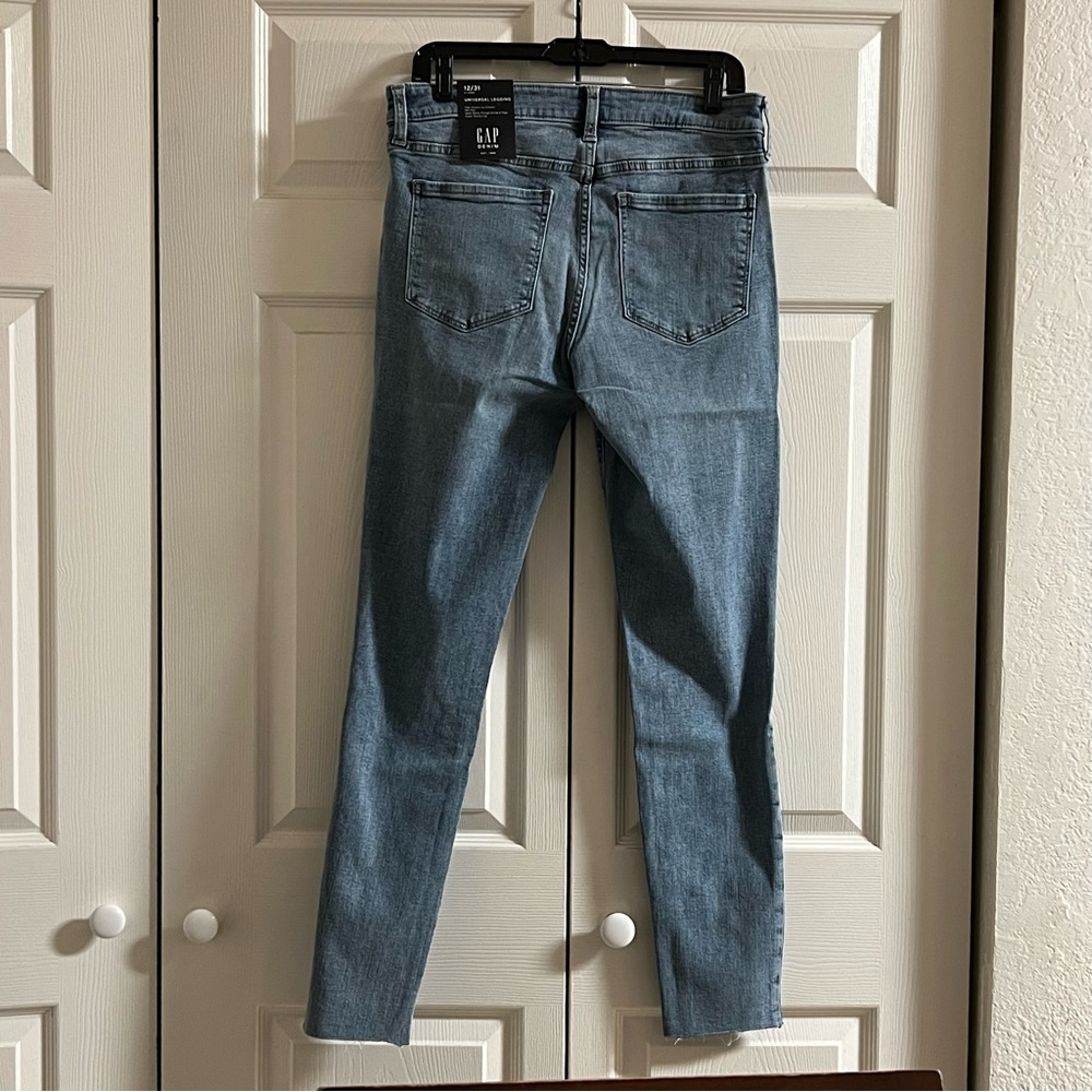 NWT Gap Mid Rise Destructed Universal Legging with Wellwash, size 12/31 X-Long - Picture 2 of 6